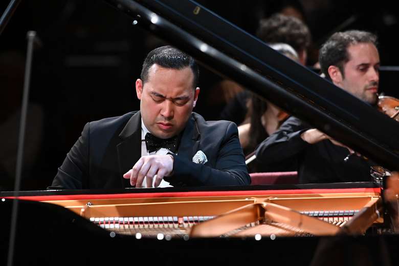 Jonathan Mamora performs in the Grand Final of the 68th Maria Canals Competition © Oliver Adell