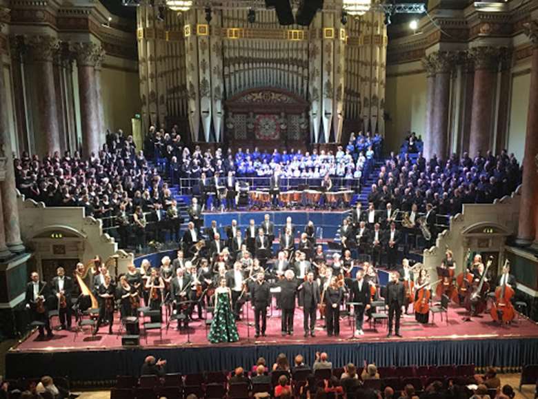 Crossing the amateur/professional divide: The Leeds Festival Chorus, Leeds Philharmonic Chorus and Orchestra of Opera North