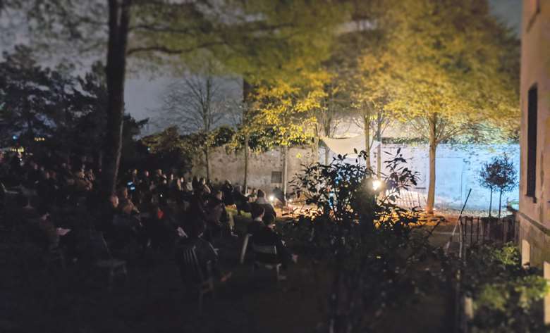 Performing at Shipwright's on the Thames riverbank