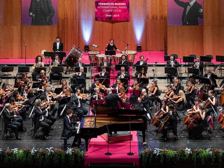 Winner Emanuil Ivanov in the finals of the 2019 Ferruccio Busoni International Piano Competition in Bolzano
