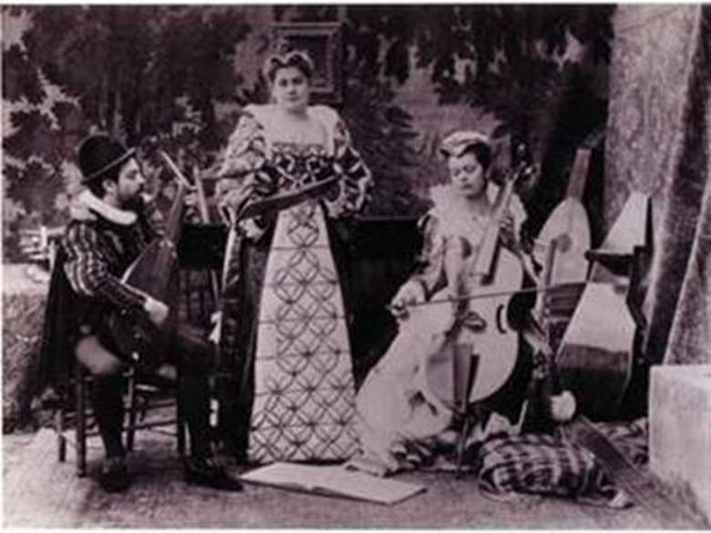 Arnold Dolmetsch (lute), Elodie Dolmetsch (standing) and Hélène Dolmetsch (bass viol).