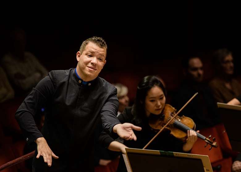 Ryan Bancroft conducts the Royal Stockholm Philharmonic Orchestra, August 2019 © Jan-Olav Wedin