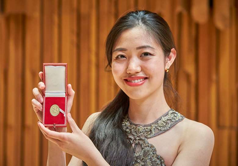 Stephanie Tang with her Gold Medal © Clive Totman