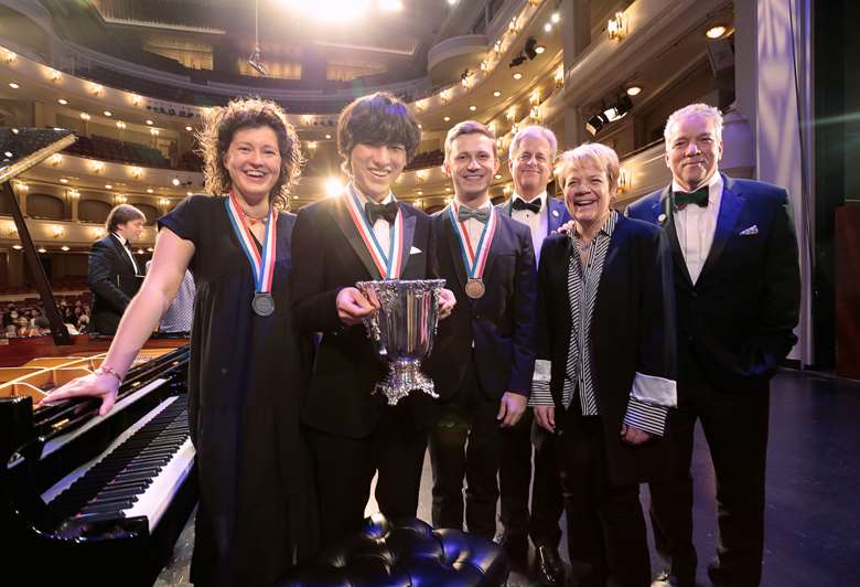 (L-R) Anna Geniushene (silver), Yunchan Lim (gold), Dmytro Choni (bronze), Chairman Jeff King, Jury Chairman Marin Alsop and President Jacque Marquis at the awards ceremony in Fort Worth, Texas (© Ralph Lauer)