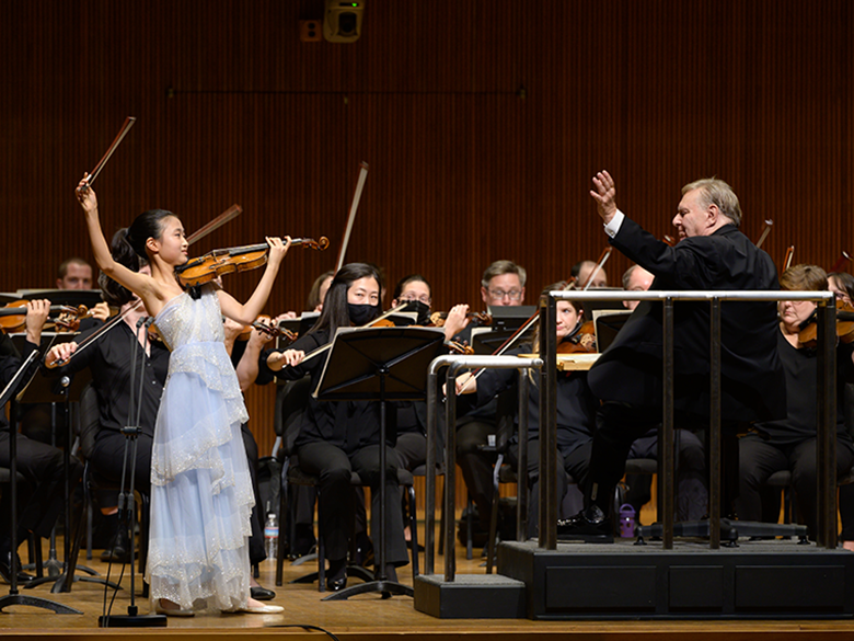 First Prize winner Seohyun Kim, with Gerhardt Zimmermann leading the Canton Symphony Orchestra ©Yevhen Gulenko