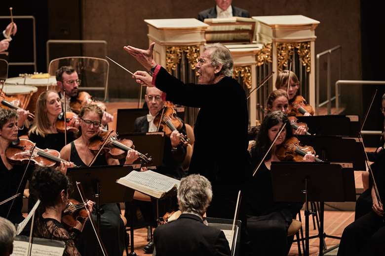 John Eliot Gardiner conducts the Orchestre Révolutionnaire et Romantique and Monteverdi Choir in a performance of Beethoven's Missa Solemnis ©Fabian Schellhorn/Berliner Festspiele