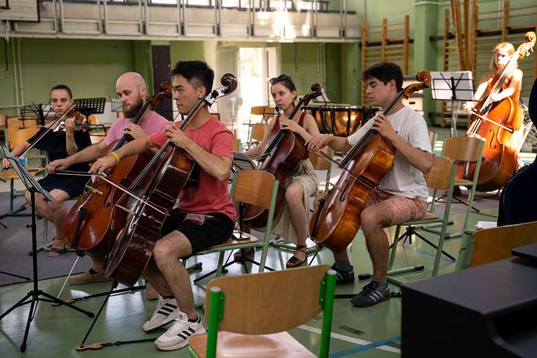 Students at the Institute benefit from a holistic, non-competitive approach to teaching which encourages them to work on their their personal as well as their professional development. (Image courtest of the Crescendo Summer Institute)