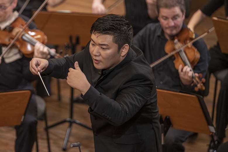 Yoon conducts the Camerata Salzburg in a winning performance © Salzburg Festival/Marco Borrelli