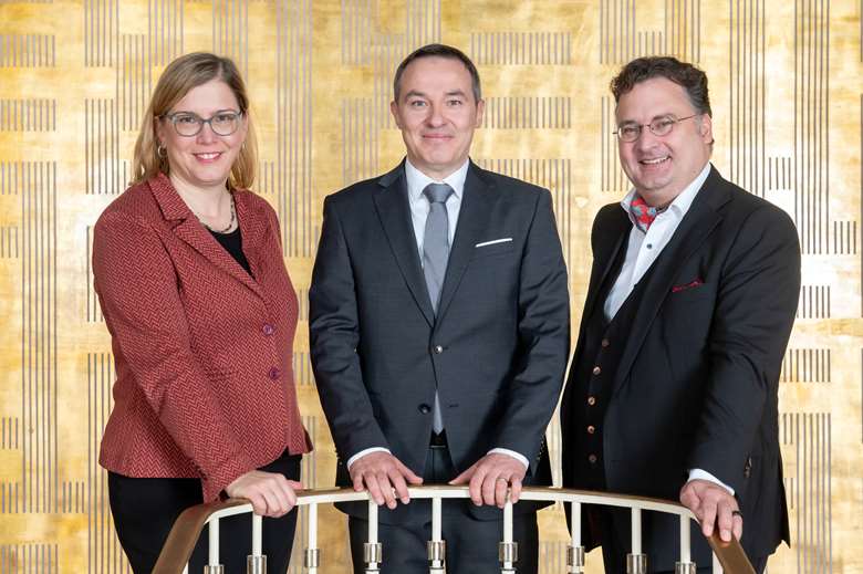 Left to right: Dr Skadi Jennicke (Mayor and councillor for Culture of the City of Leipzig), Ivan Repušić and Tobias Wolff  © Tom Schulze/Oper Leipzig