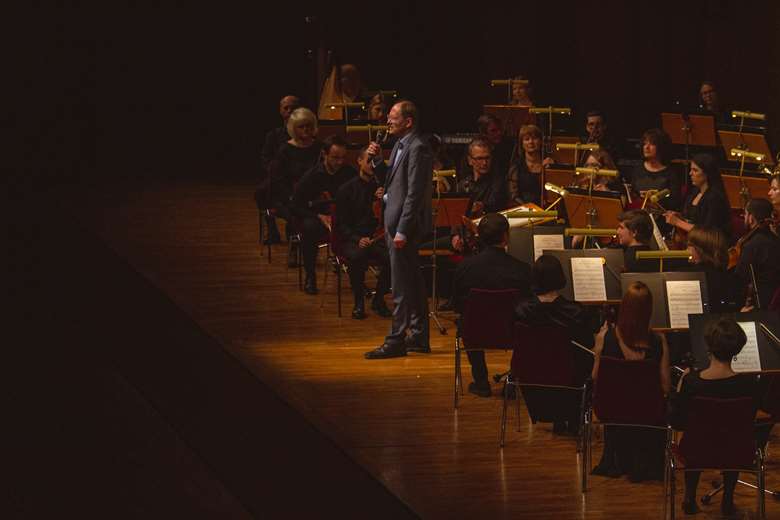 The head of Gera's cultural office, Felix Eckerle, gives a speech before a Kyiv Symphony Orchestra concert © Jacob Queißner 