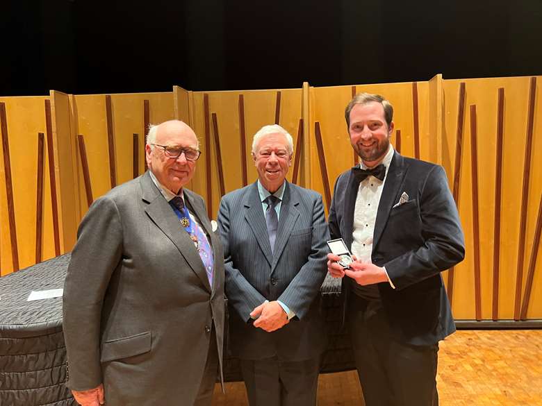 Michael Ronan (right) recieves the 2024 Prince’s Prize (Image courtesy of the Musicians’ Company)